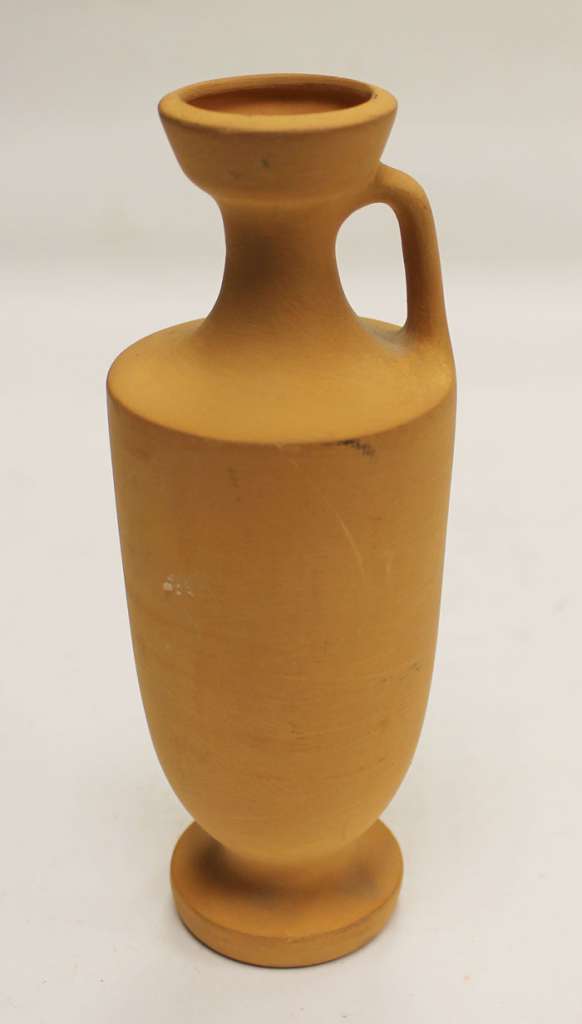 Сувенирный глиняный кувшин, Музей Керчи (состояние на фото)